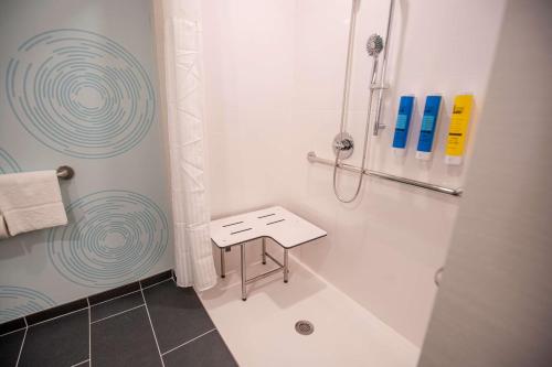 La salle de bains est pourvue d'une douche et d'une table. dans l'établissement Tru By Hilton Allen Dallas, Tx, à Allen