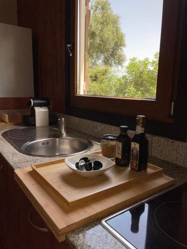um balcão de cozinha com um lavatório e uma tigela de comida em WAVEShouseTARIFA em Tarifa