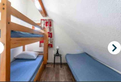 une chambre avec deux lits superposés et une échelle dans l'établissement Penthouse T2 Valmeinier 1900 skis aux pieds, à Valmeinier