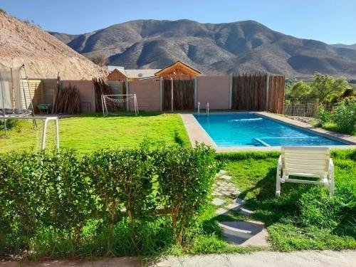 basen w ogrodzie z górami w tle w obiekcie Refugio Guimanta w mieście Vicuña