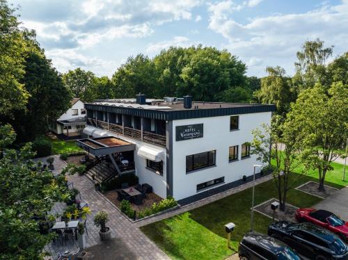 una vista aérea de una casa blanca con árboles en Hotel Wiesengrund Business & Boutique en Dinklage