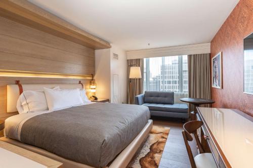 um quarto de hotel com uma cama e uma cadeira em Canopy by Hilton Washington DC Embassy Row em Washington