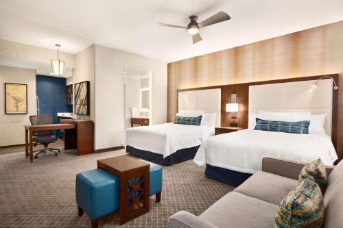 Habitación de hotel con 2 camas y escritorio en Homewood Suites By Hilton Arlington Rosslyn Key Bridge, en Arlington