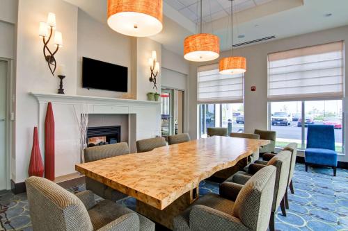 a large dining room with a wooden table and chairs at Hilton Garden Inn Woodbridge in Woodbridge