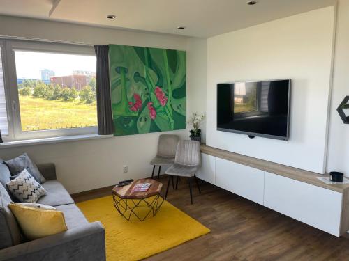 ein Wohnzimmer mit einem Sofa und einem Flachbild-TV in der Unterkunft M.K. Apartment in Poprad