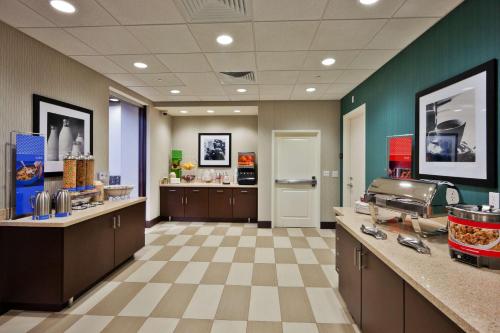 a cafeteria with a cafeteriaasteryasteryasteryasteryasteryasteryasteryasteryasteryasteryastery at Hampton Inn & Suites Denver Airport / Gateway Park in Aurora