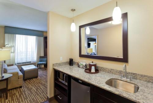 Pokój hotelowy z umywalką i salonem w obiekcie Hampton Inn & Suites Denver Airport / Gateway Park w Aurorze