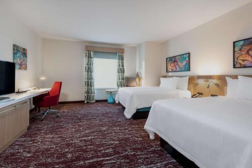 pokój hotelowy z 2 łóżkami i telewizorem z płaskim ekranem w obiekcie Hilton Garden Inn Longmont w mieście Longmont