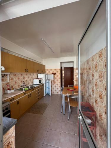 una cucina con tavolo e una sala da pranzo di CENTER HOUSE a Faro
