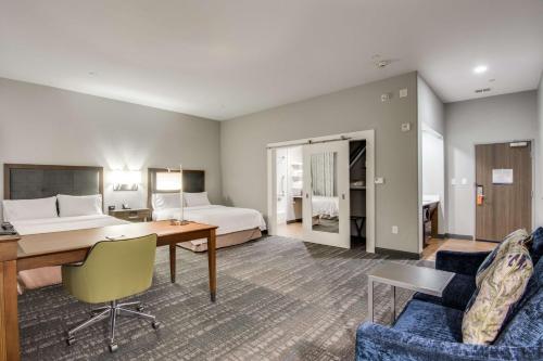 Habitación de hotel con cama y escritorio en Hampton Inn & Suites Dallas/Ft. Worth Airport South, en Euless
