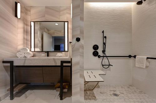 卡勒尼的住宿－Homewood Suites by Hilton Dallas The Colony，一间带水槽和镜子的浴室