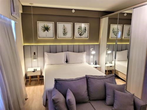 فندق ترافيل إن لايف آند لودج إبيرابويرا فلات في ساو باولو: غرفة نوم بسرير كبير وأريكة