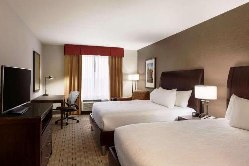 Pokój hotelowy z 2 łóżkami, biurkiem i telewizorem w obiekcie Hilton Garden Inn Denison/Sherman/At Texoma Event Center w mieście Sherman