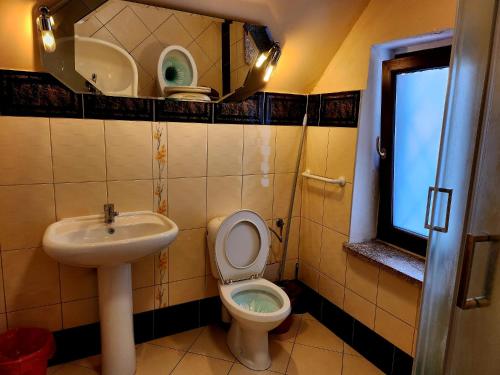 łazienka z toaletą i umywalką w obiekcie Hostel MOC w Warszawie