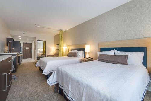 Habitación de hotel con 2 camas y cocina en Home2 Suites By Hilton Dallas Grand Prairie, en Grand Prairie
