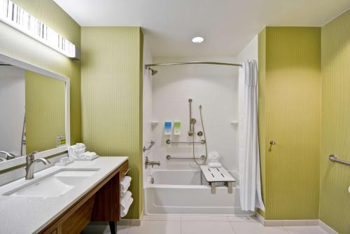 W łazience znajduje się wanna, umywalka i prysznic. w obiekcie Home2 Suites By Hilton Dallas Addison w mieście Addison