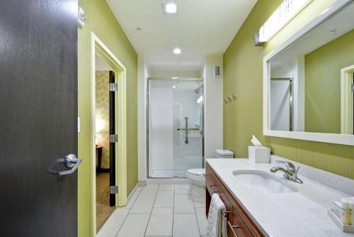 Home2 Suites By Hilton Fort Worth Southwest Cityview في فورت وورث: حمام مع حوض ومرحاض ومرآة
