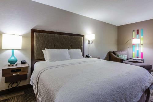 Hampton Inn Dicksonにあるベッド