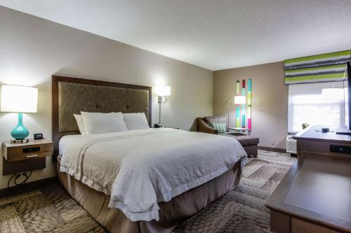 ディクソンにあるHampton Inn Dicksonの大きなベッドと窓のあるホテルの部屋