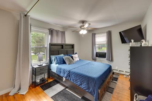 - une chambre avec un lit et un ventilateur de plafond dans l'établissement Waterfront Wallkill Duplex Home with Fire Pits!, à Wallkill