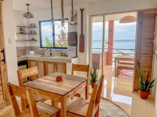 - une salle à manger avec une table et une vue sur l'océan dans l'établissement Casa Talisay, à General Luna