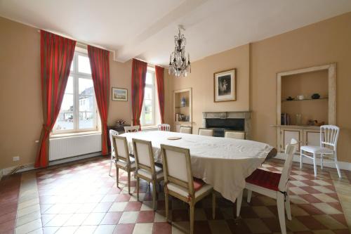 une salle à manger avec une table et des chaises blanches dans l'établissement Château de Bellignies TOUR, à Bellignies