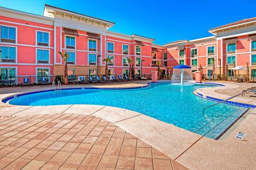 una piscina con fontana di fronte a un edificio di Hampton Inn & Suites Destin a Destin