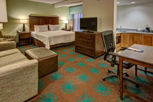 una camera d'albergo con letto e scrivania di Hampton Inn & Suites Destin a Destin