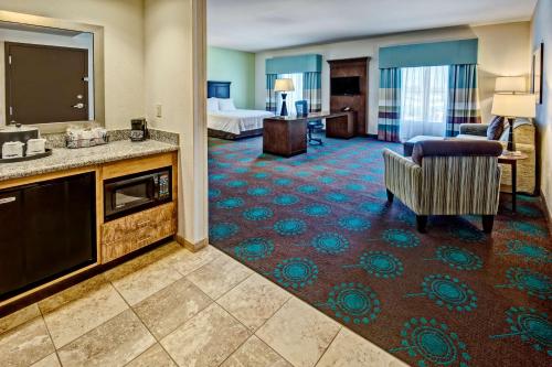 um quarto de hotel com um quarto e uma sala de estar em Hampton Inn & Suites Destin em Destin