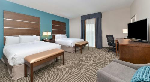 Μια τηλεόραση ή/και κέντρο ψυχαγωγίας στο Hampton Inn & Suites Des Moines Downtown