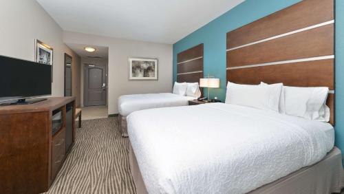 Ένα ή περισσότερα κρεβάτια σε δωμάτιο στο Hampton Inn & Suites Des Moines Downtown
