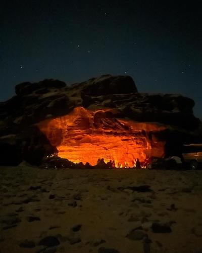 Una fogata en la playa por la noche en Wadi Rum Nature Stars Camp en Wadi Rum