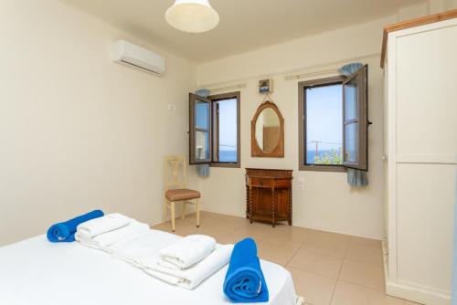 パノルモス・レティムノにあるVilla Liakadaのベッド2台、鏡、窓が備わる客室です。