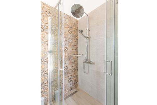 La salle de bains est pourvue d'une cabine de douche en verre. dans l'établissement Villa Lassi Illios, à Céphalonie