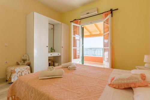 GimariにあるVilla Arisのベッドルーム(大型ベッド1台、大きな窓付)