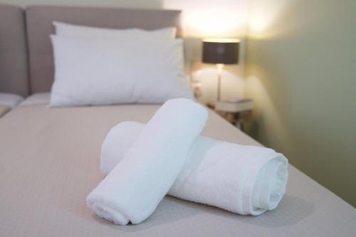 a pile of towels sitting on top of a bed at Villa Lassi Fos in Lassi