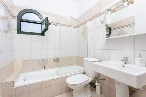 W łazience znajduje się toaleta, umywalka i wanna. w obiekcie Katerina w mieście Dalietátika