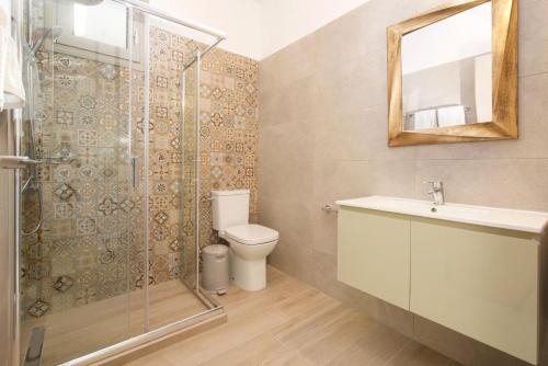 a bathroom with a shower and a toilet and a sink at Villa Lassi Fos in Lassi