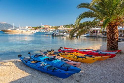 a group of kayaks on a beach next to the water at Villa Lassi Fos in Lassi