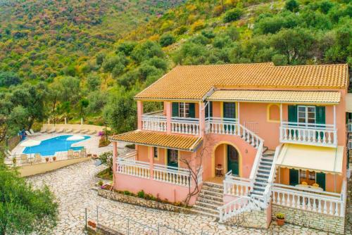 Vista de la piscina de Villa Thespina o d'una piscina que hi ha a prop