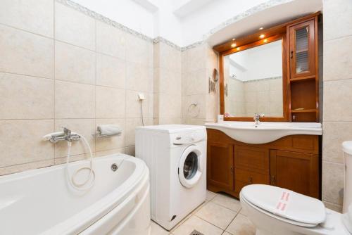 y baño con lavadora y lavamanos. en Anna Apartment, en Ágios Stéfanos