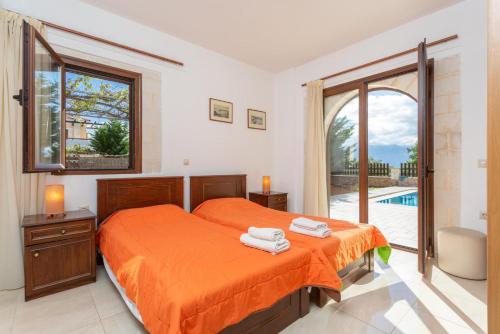 1 dormitorio con 1 cama con 2 toallas en Villa Eva, en Epáno Kefalás