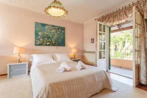 um quarto com uma cama com duas toalhas em Villa Durrell em Kontokali