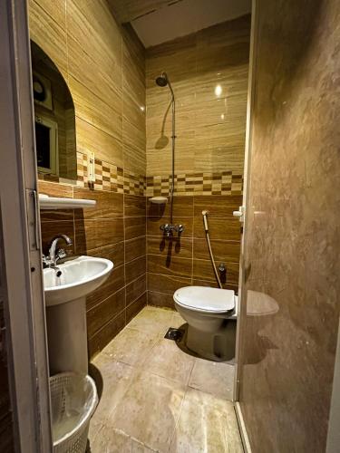 a bathroom with a toilet and a sink at فندق برادايس نيس النزهة Paradise Nice Hotel in Mecca