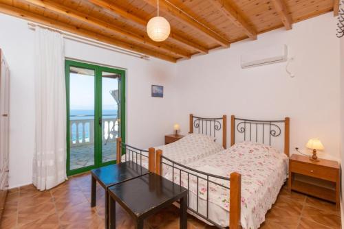 1 dormitorio con 1 cama y 1 mesa en Villa Anastasia, en Ieromónachos