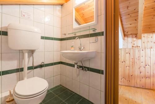 een badkamer met een toilet en een wastafel bij Villa Anastasia in Ieromónachos