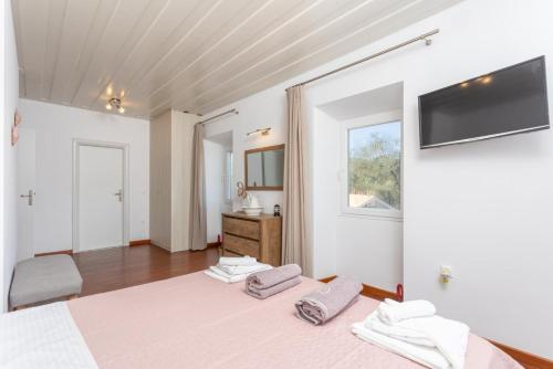 Ένα ή περισσότερα κρεβάτια σε δωμάτιο στο Villa Constadina Large Private Pool AC WiFi