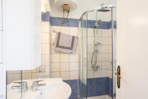 a bathroom with a sink and a shower at Villa Youla in Nisaki
