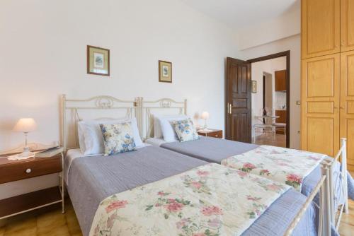 a bedroom with two beds in a room at Villa Lina in Agní
