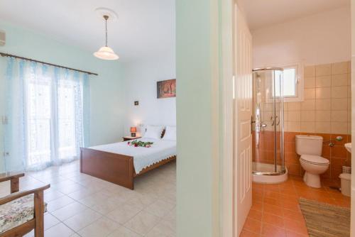 KatávolosにあるVilla Armandosのベッドルーム1室(ベッド1台、シャワー、トイレ付)